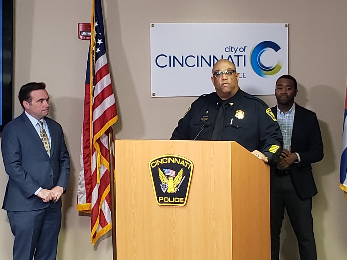 CincyPD's tweet photo. @ChiefEIsaac shares how @CincyPD is seeking the compliance of @GovMikeDeWine order to close restaurant & bars to customers (excluding carryout orders). #COVIDー19 #keepingcincysafe
#SocialDistancingNow https://t.co/dNNg7wcTIU