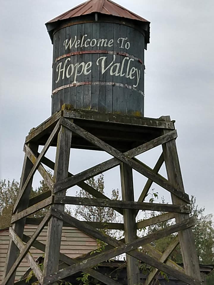 vabelle35's tweet image. Thinking about all of my #HFR5 #Table10 #BusC friends tonight.  Stay safe.  @hallmarkchannel @SCHeartHome  
@WCTH_TV  #Hearties  📸Me