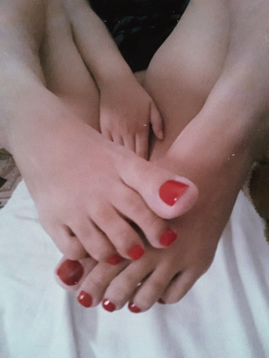 dadaysgirll's tweet photo. Ayaklarımı kim yalamak ister https://t.co/7vjDbupJ2z