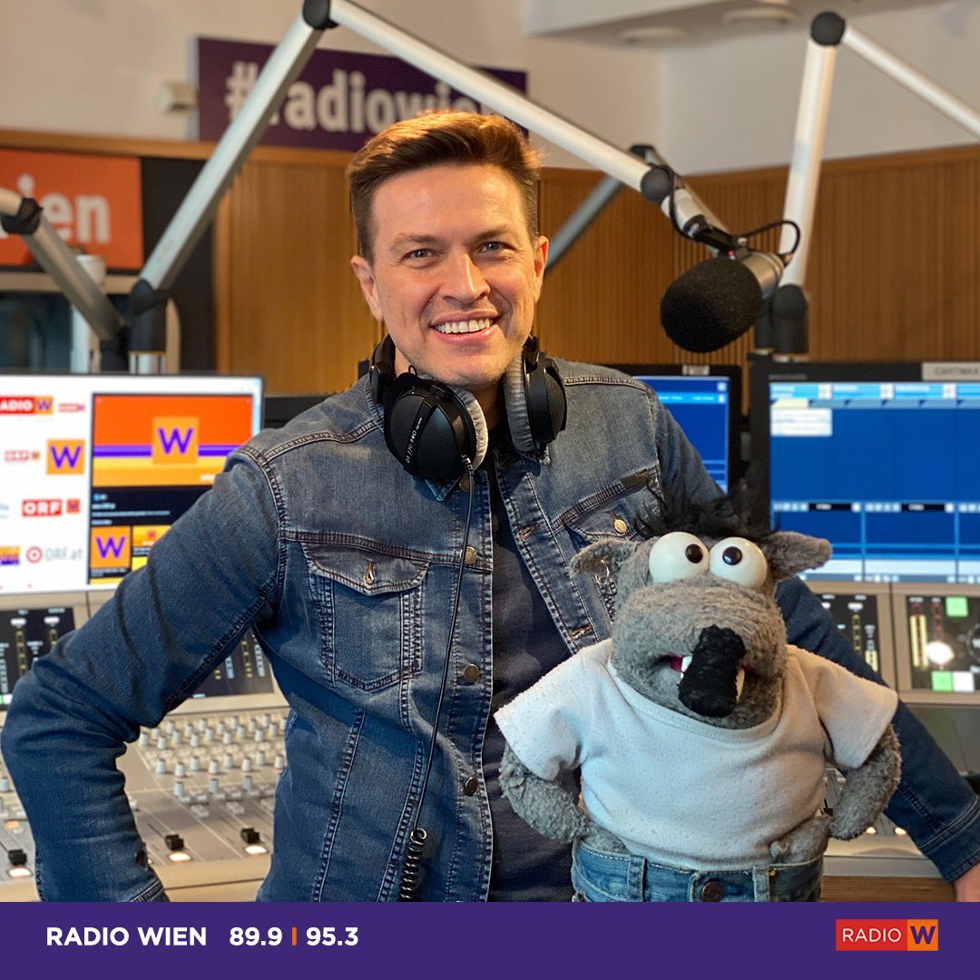 RadioWienHeute's tweet photo. Wir haben noch gute Nachrichten für euch: Ab Montag 16.3. gibt es auf #radiowien von Montag bis Freitag von 14.00 bis 15.00 Uhr „#miniwow mit Robert Steiner und Ratte Rolf Rüdiger unter dem Motto „Wir für euch - und ihr mit uns!" 🐭 https://t.co/pUFMASOiAH