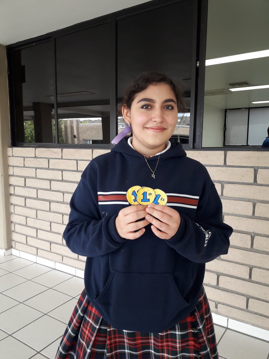 GayolClaudia's tweet photo. Yo le di mis medallas a Fátima Corella Lohr, ya que es una muy buena amiga, siempre puedo contar con ella.
#compartiendovida 
@LiderazgoComun1 https://t.co/sLqLTWusj7