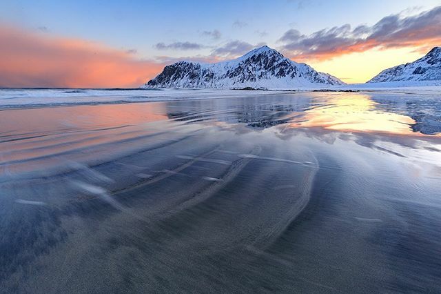 Where the mountains meet the sea #Lofoten 🇳🇴