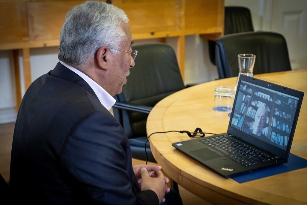 QuarentenaEm's tweet photo. - Não!!
- Calma, António...
- Mas eu já te disse 10 vezes!
- Assim...?
- Não é para levantar o ecrã! É para baixar. BAIXAR!
- Espera, António.
-
- E agora?
- Tá na mesma
- E se eu me aproximar?
- NÃAO, PORRA!!
- Espera
- ... Ok, espero
- Vou buscar 1 almofada, assim fico + alto
- https://t.co/jqIzk6pdJZ