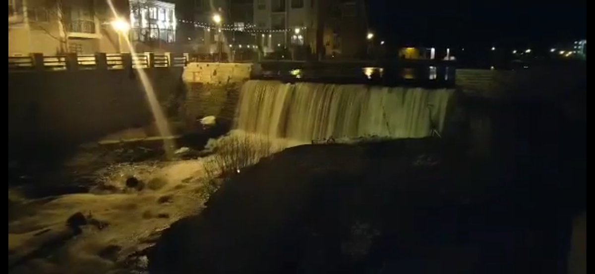 AintSoSlimShady's tweet photo. Don't go chasing waterfalls. Or do, I'm not your daddy. #art203hunt @stritchu https://t.co/jyiU05iwVL
