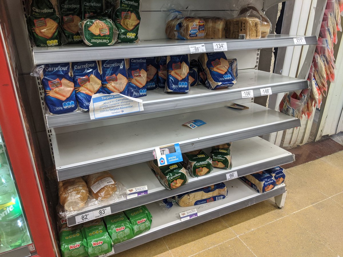 elcarpo's tweet photo. En el Carrefour Express arrasaron con la leche, el azúcar y el papel higiénico. Extrañamente había jabón. https://t.co/RJ3cZkJgXK