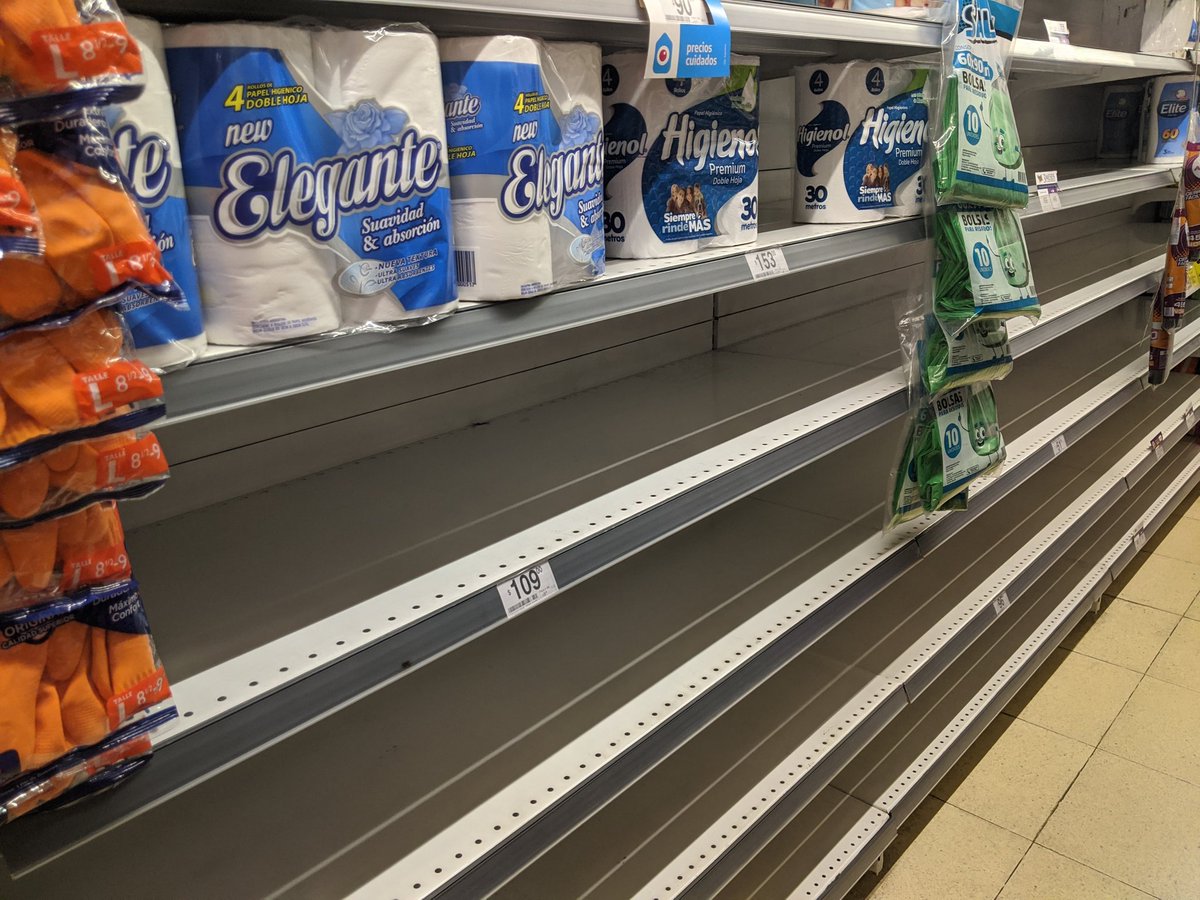 elcarpo's tweet photo. En el Carrefour Express arrasaron con la leche, el azúcar y el papel higiénico. Extrañamente había jabón. https://t.co/RJ3cZkJgXK