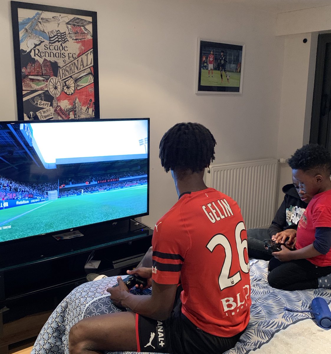 Camavinga's tweet photo. Profitez des bons moments et prenez soins de vos familles !
Mon frère est encore jeune pour jouer à fifa 😅 on connaît la technique 😭🎮 https://t.co/6hpDpqY818