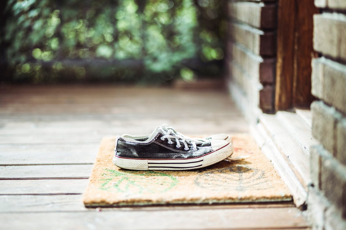PabloFuente's tweet photo. #COVID19 un consejo para cuando volváis a casa (recordad que solo se puede salir para determinadas cosas), dejad los zapatos en la puerta y no entréis con ellos en casa, todo gesto cuenta. https://t.co/yf6A96Cg3t