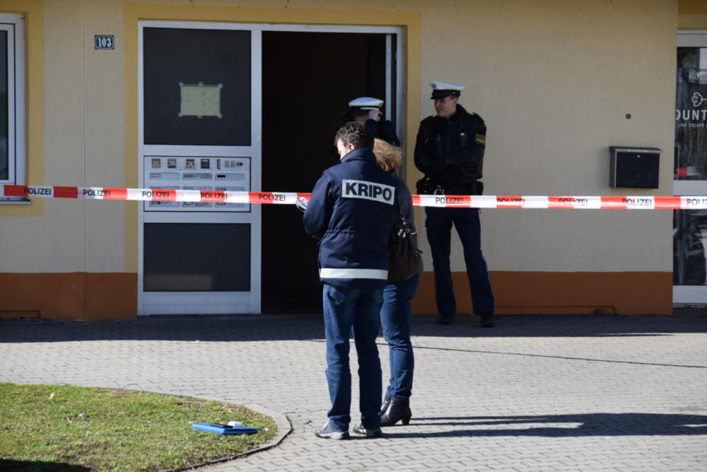 PresseAugsburg's tweet photo. Tötungsdelikt in Kaufbeuren - 50-Jähriger in Neugablonz aufgefunden
#Kaufbeuren #Kripo #Neugablonz #Polizei #Tötung https://t.co/fON48D2cgW https://t.co/hwMWTTc0fT