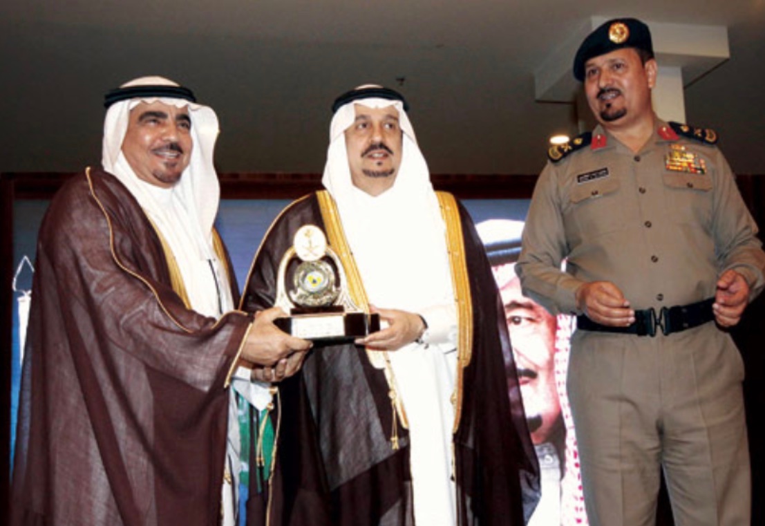 <a href="/sabqorg/">صحيفة سبق الإلكترونية</a> بدون مجاملة هذا الرجل يستحق التكريم
وطني
عصامي
متواضع
منفق
جميع استثماراته في البلد ولايكاد يوجد مدينة او قرية إلا وله فرع فيها،
لاينظر للجدوى التجارية وإنما للجدوى الإجتماعية بخدمة القرى النائية بتقديم الخدمة المميزة وتوظيف ابناءالمنطقة بالقرب من أهلهم

فله منا كل الشكر والتقدير