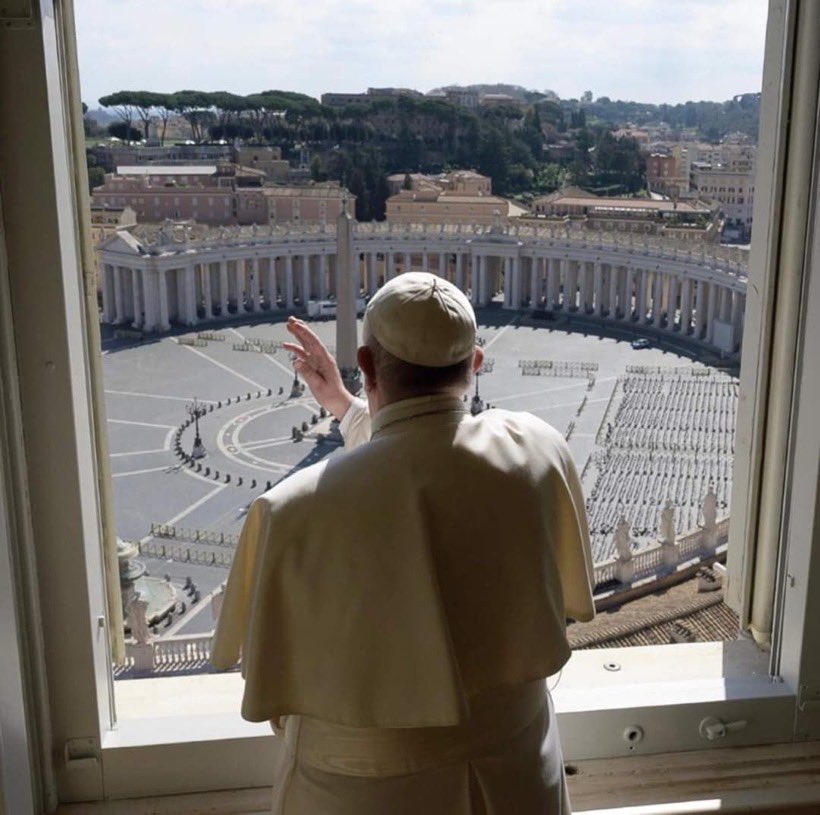 Esta es la foto con la que me quedo hoy. ¡Sin precedentes! La bendición de un papa a la  plaza de San Pedro totalmente vacía. #coronavirus en el #Vaticano . Foto Vatican media