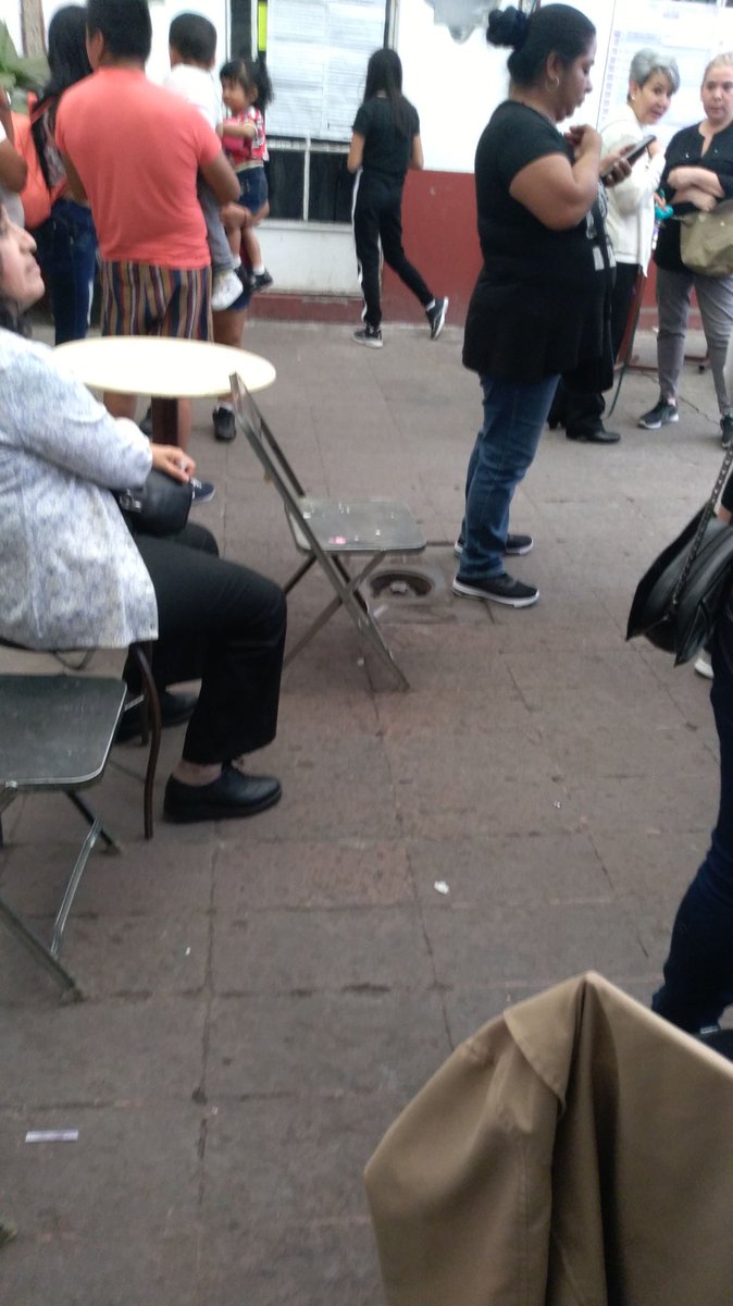 Líderes de ambulantes entrando a observar la votación en Hipódromo II, checan el movimiento, salen y regresan con gente para votar <a href="/iecm/">IECM</a> esto es un fraude. Exigimos el cierre de casillas al detectar gente que no vive en la colonia y traen los mismos domicilios todos ellos.