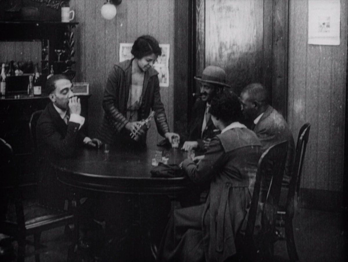 42) Nos Limites dos Portões (Within Our Gates, EUA, 1920)Dir: Oscar MicheauxEste é o longa-metragem mais antigo (ainda existente) dirigido por um realizador negro. O primeiro foi dirigido também por Micheaux dois anos antes e se chamava The Homesteader, mas foi perdido.
