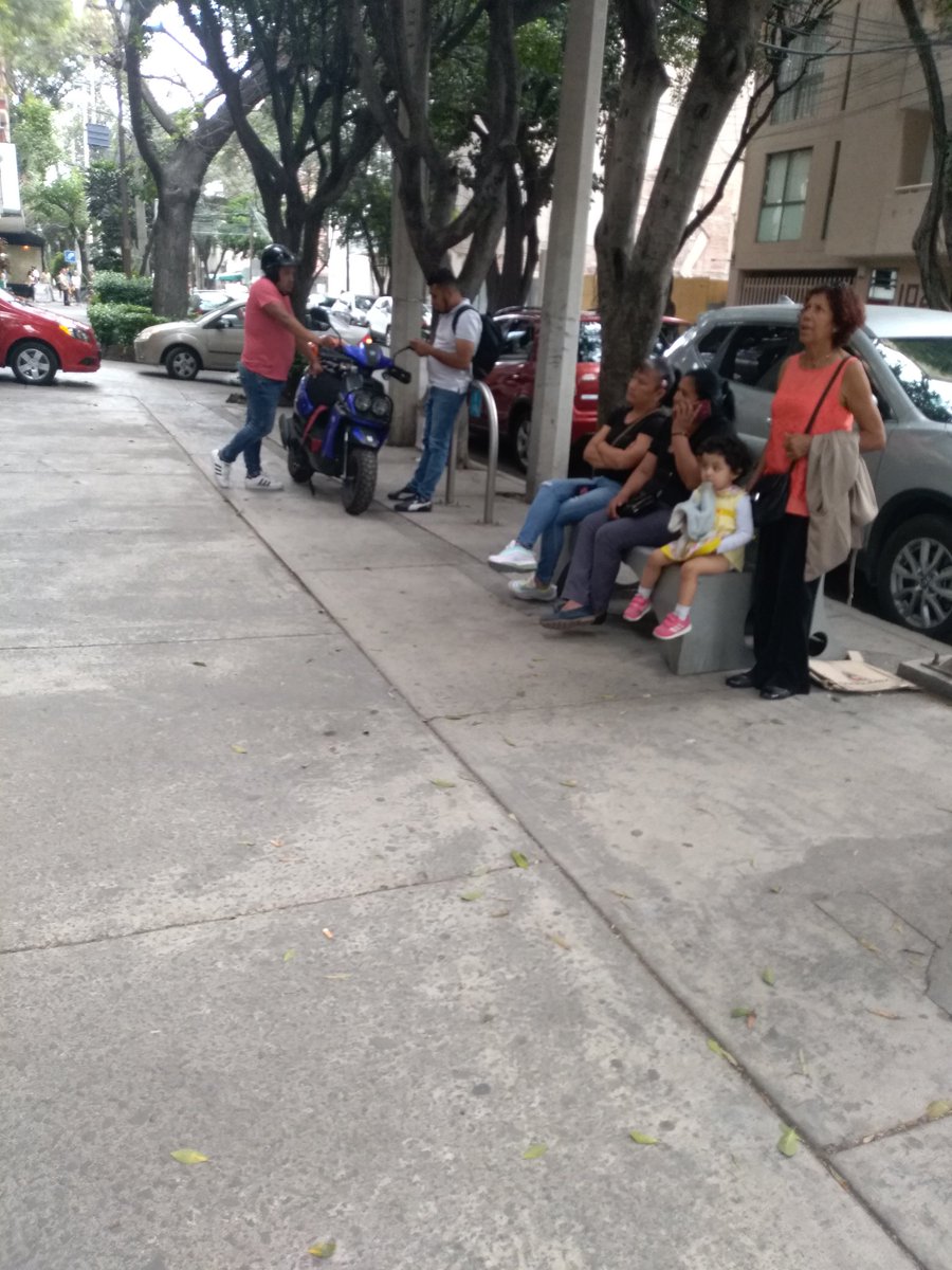 Ambulantes afuera de la casa de cultura Jesús Romero Flores, halconeando, las personas sentadas son las que van y traen gente para votar #turismoelectoral así NO <a href="/iecm/">IECM</a> <a href="/INEMexico/">@INEMexico</a>