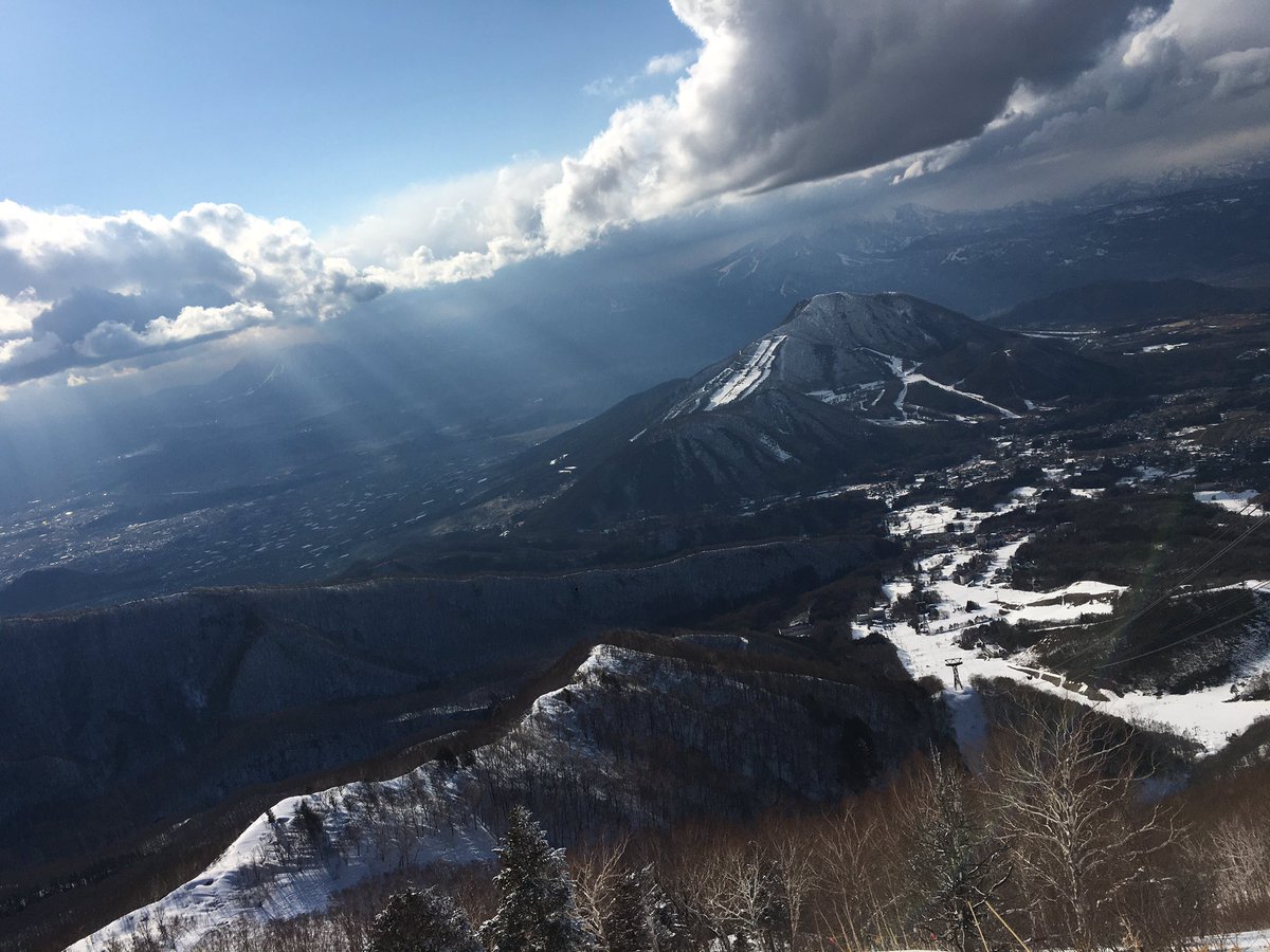 gen_ooo's tweet photo. 昨日は日帰りで北志賀竜王。
初めての木落としコースは1本滑っただけで足パンパン。
この雪不足な3月にしては当たり日だった！ https://t.co/EQDIJIR1tx