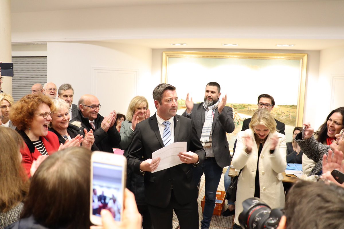 KARLOLIVE's tweet photo. Il n'y a pas de plus grande joie que de servir sa ville et ses habitants ! C'est pour moi un honneur d'être une nouvelle fois élu maire de #Poissy, et ce à hauteur de 75,6% dès le premier tour des #Municipales2020. Du fond du coeur, merci ! #Poissy #KO2020 https://t.co/EgHyAAgcaU