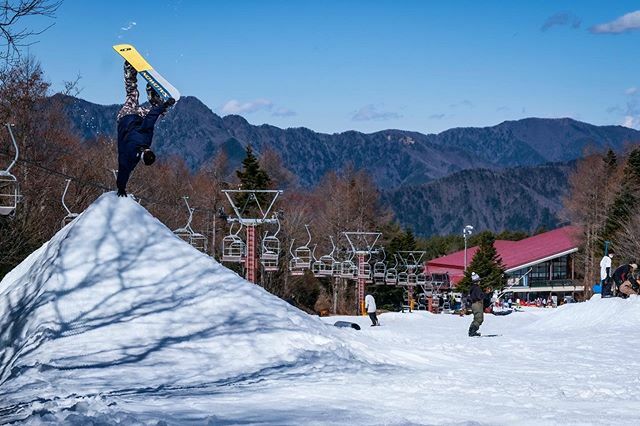 RYUICHI_KABETA's tweet photo. 🗻🤚plant
📸 @ryohiwatashi 🏔 @fujiten_snowpark
#snowboard #snowboarding #スノーボード #スノボー #fs2000 #snowboard #snowboarding #snowboarder #スノーボード #スノボー #スノーボーダー #プロスノーボーダー #skate #skateboard #skateboarding #スケートボード #スケボー https://t.co/LsylQPt86e