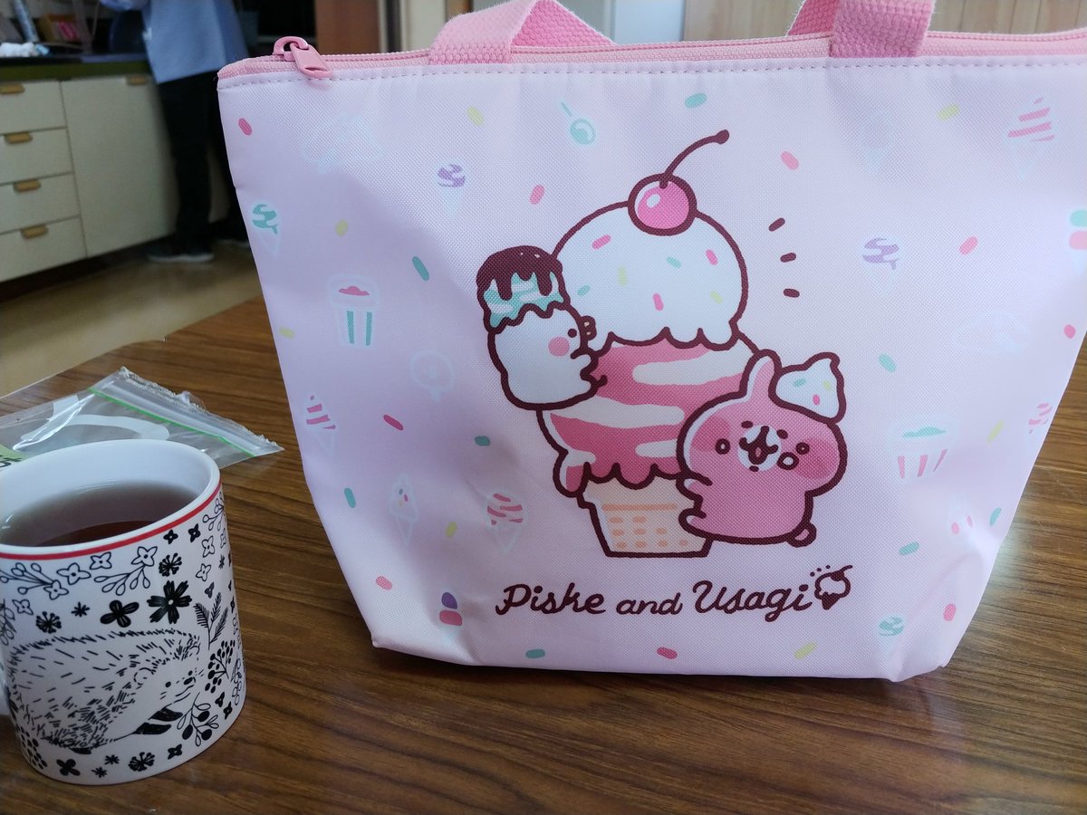 一昨日、バレンタインのお返しにと
こんな可愛いホワイトデーの
プレゼントをいただきました✨

保冷ランチトート、
ボロボロになっていたので、
非常〜にありがたい！！

いつもの職場のランチが、
ちょっと楽しい時間になりました(*´˘`*)💓

#カナヘイ  #ランチ