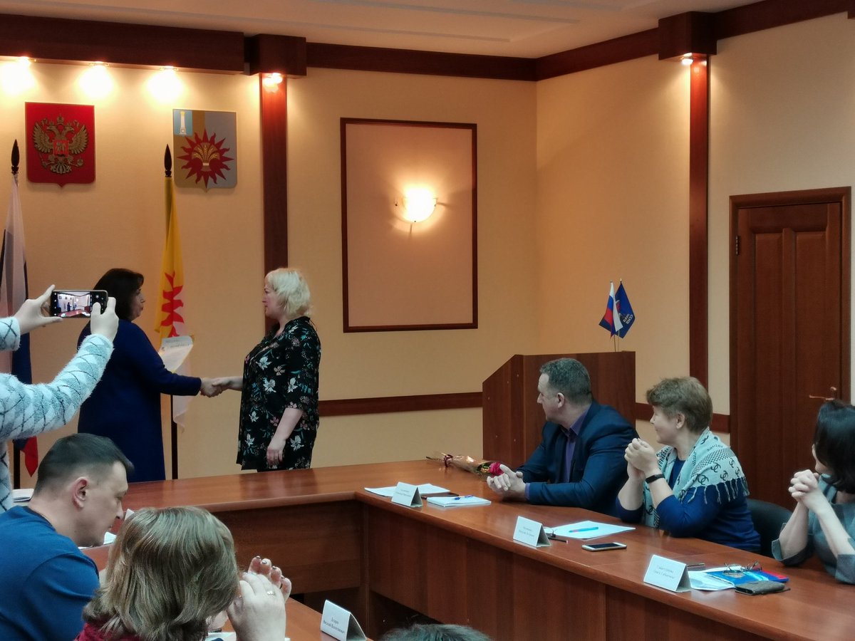 С днем работника бытового обслуживания поздравляем граматами главы администрации МО "Новомалыклинский район" предпринимателей оказываюшие парикмахерские услуги