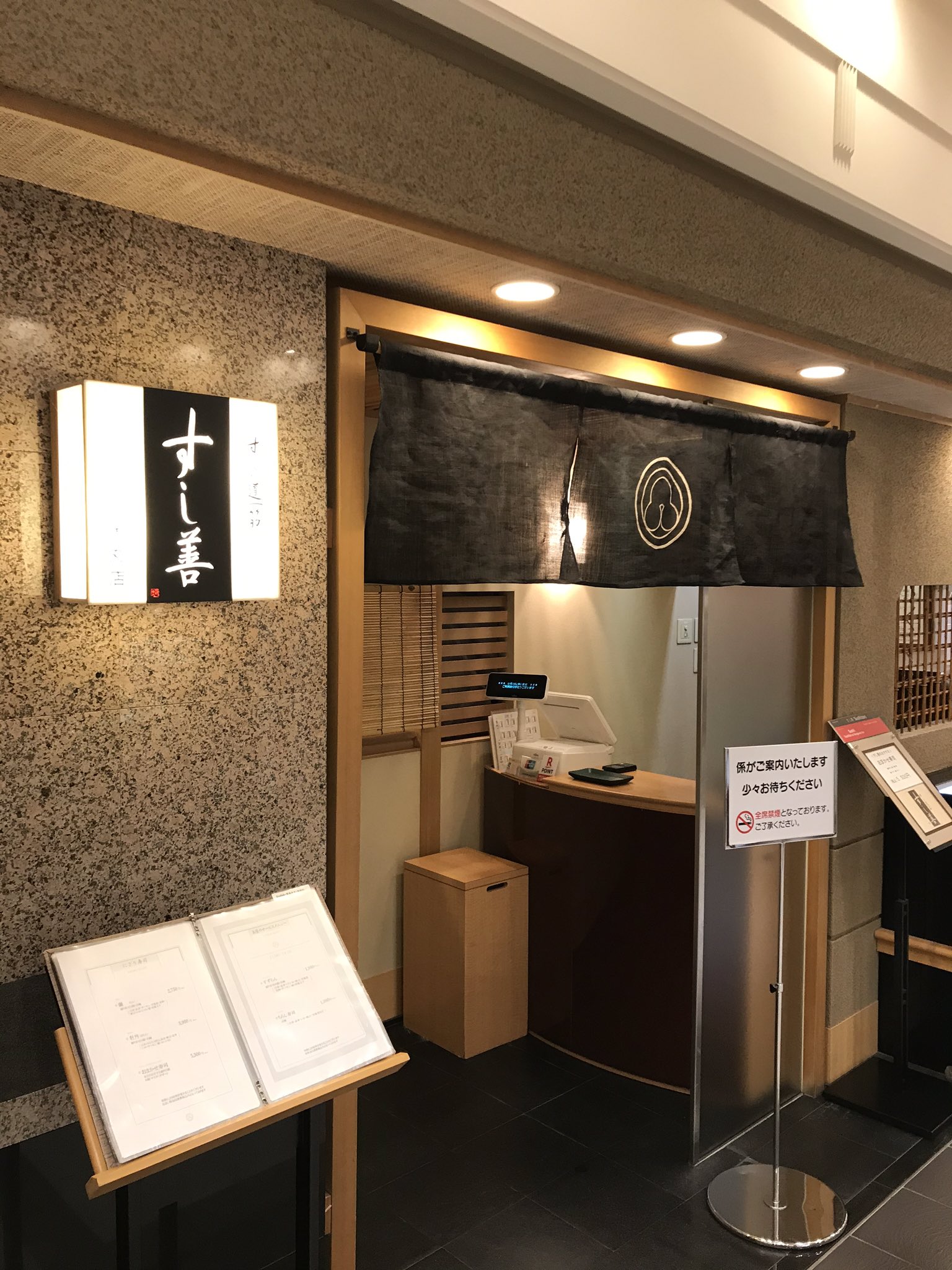 大丸札幌店 デパ地下トピックス 大丸札幌8階レストラン街 すし善では テイクアウトもご用意しております お家で美味しいお寿司はいかがですか 事前にお電話でのご予約も承っております 直通電話011ー8ー1068 すし善 寿司 テイクアウト 大丸札幌
