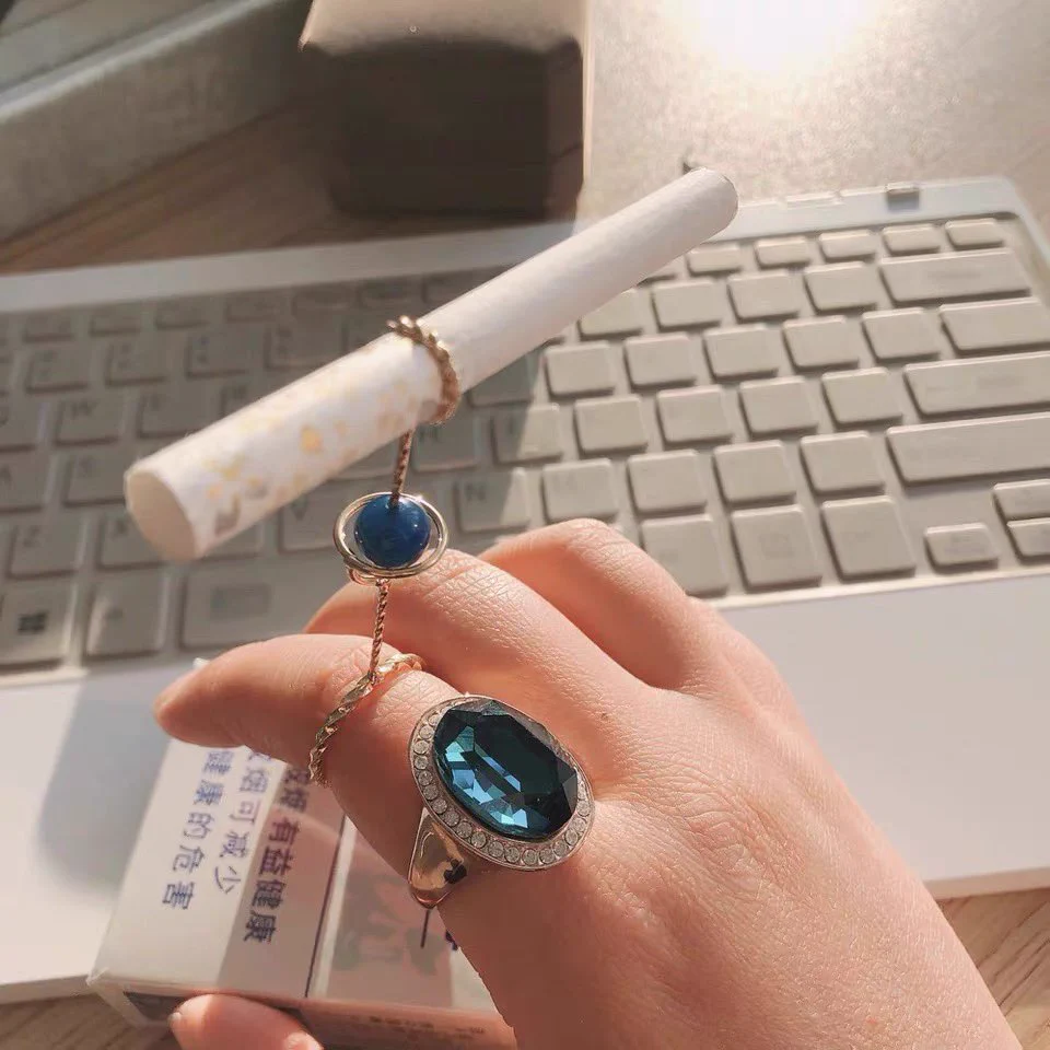 この指輪を使えばタバコを吸っても手に臭いやヤニが付きにくくなると話題