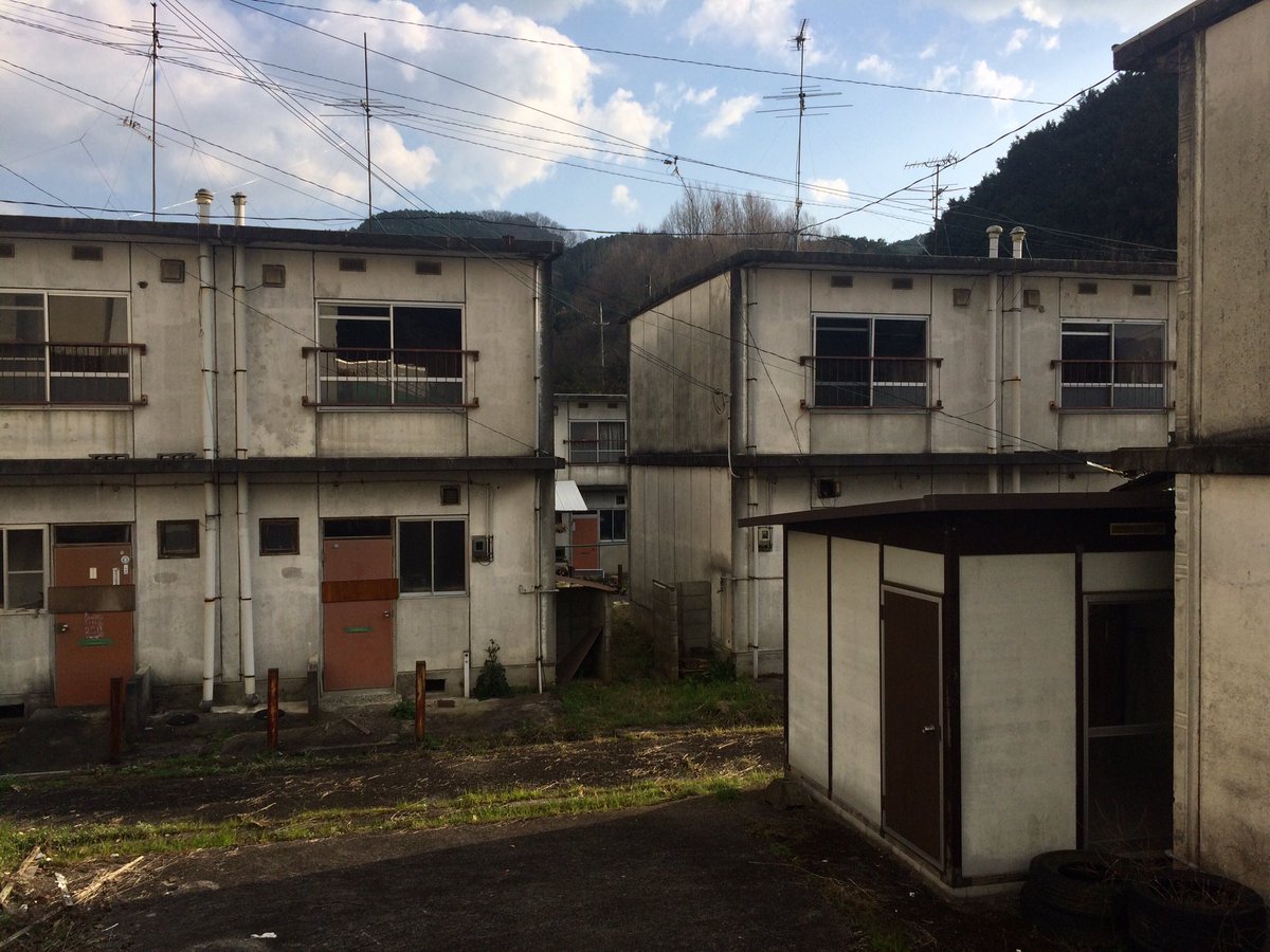 部落探訪 南の谷にひっそり建つ町営団地。高齢化が進む準廃墟郡