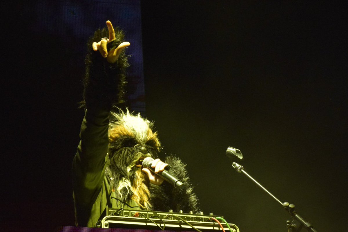 r101ck's tweet photo. Ayer se presentó @thewookies, el Dúo de DJs mexicanos con apariencia cubierta de pelo.
Su singular propuesta musical, plasmada en su álbum Discotecno, ha llamado la atención del público.
Esta fue su tercera participación en el @vivelatino. #vive101 https://t.co/ifRzLdvXpe