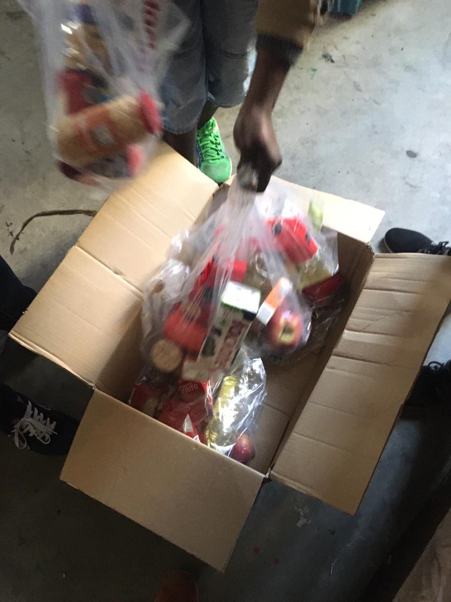 SOSRefugiadosEu's tweet photo. Apenas tenemos comida ya para alimentar a las #personasrefugiadas #sinrefugio #Atenas. Vamos racionando cada vez más. #virusdelolvido. Pero las noticias son si l@s hijos se aburren más o menos en casa https://t.co/v8IxyE8Bqq