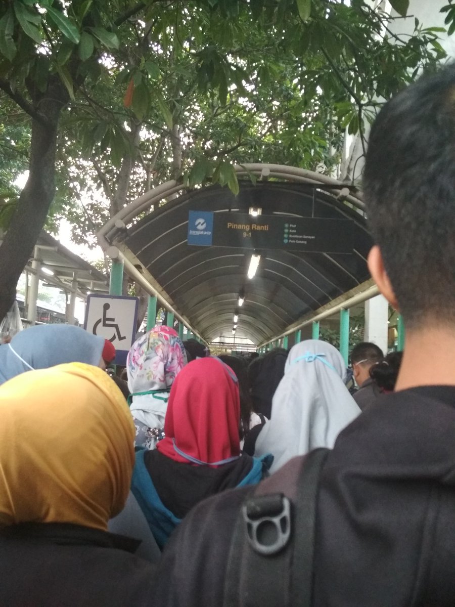 fatakindi's tweet photo. Yth bapak @aniesbaswedan @PT_Transjakarta saya sudah hampir 1 jam antri di halte pinangranti, tujuan bapak gubernur baik dengan mengurangi dan membatasi jam operasional TJ untuk mengurangi resiko penularan, tapi dampak dari antrian bisa resiko penularan, #kami kerja di RS https://t.co/JXnI43BPw7