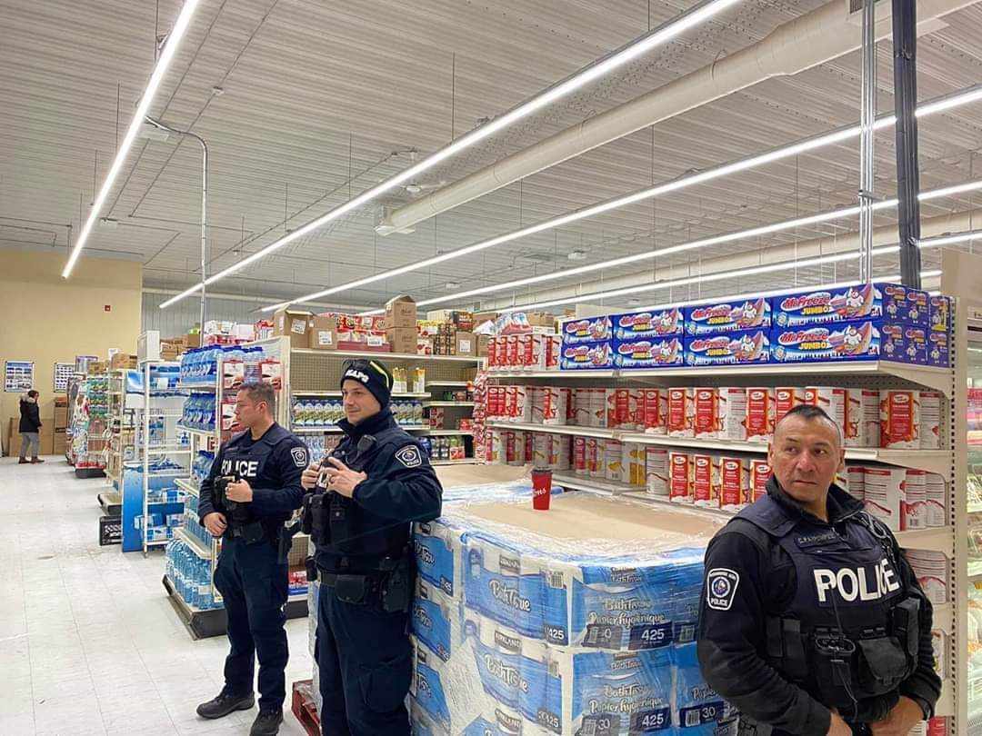 Miigwaans84's tweet photo. When toilet paper gets low back home (Kashechewan First Nation) they are protected with care. Lol https://t.co/5W2SjaWD6g