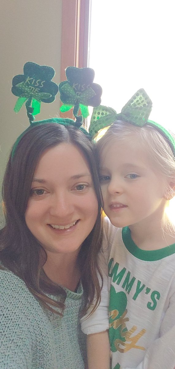 onnie46's tweet photo. When you're #Irish ๐ & #Italian ๐ฎ๐น
Celebrating while social distancing.
#rhodeislandproblems #momsirish #dadsitalian #StPatricksDay #StJosephsDay ๐ฎ๐น https://t.co/0uOd22A3j4