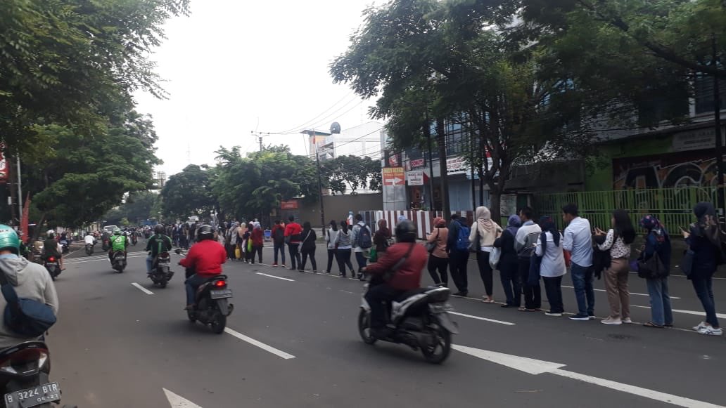 bayndut's tweet photo. Antrian di PURI BETA 2 @PT_Transjakarta @aniesbaswedan 
Gak sinkron, kebijakan dan tujuan ,. Banyak yg masih belum WFH, peraturan masih anjuran https://t.co/Gdwg41nKWP