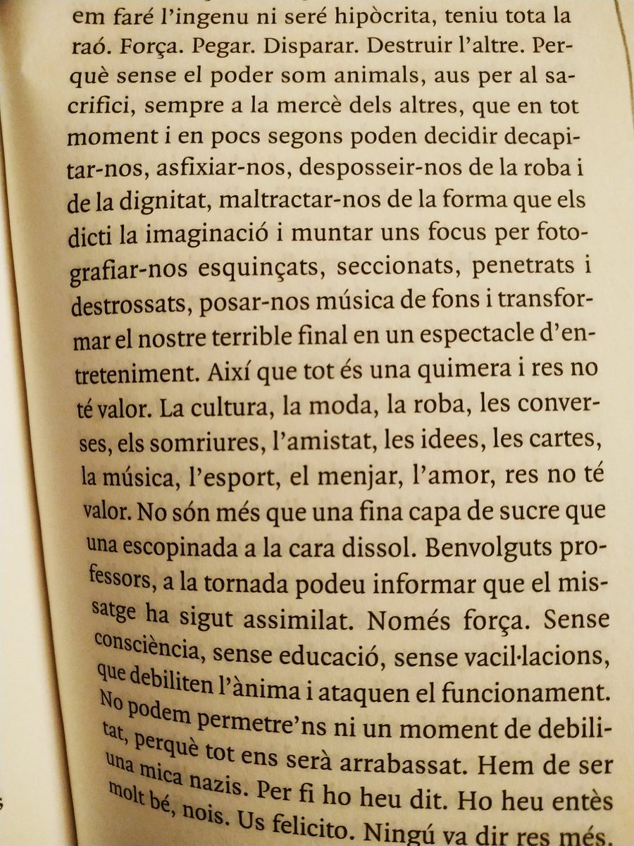 ladylibrorojo's tweet photo. Una pàgina que val un llibre. Aquesta pàgina. #aquesta
#ElMonstreDeLaMemòria #YishaiSarid @mariabohigassal
"perquè sense el poder som animals, aus per al sacrifici, sempre a la mercè dels altres, que en tot moment i en pocs segons poden decidir decapitar-nos, asfixiar-nos..." https://t.co/bkgQzKTTKu