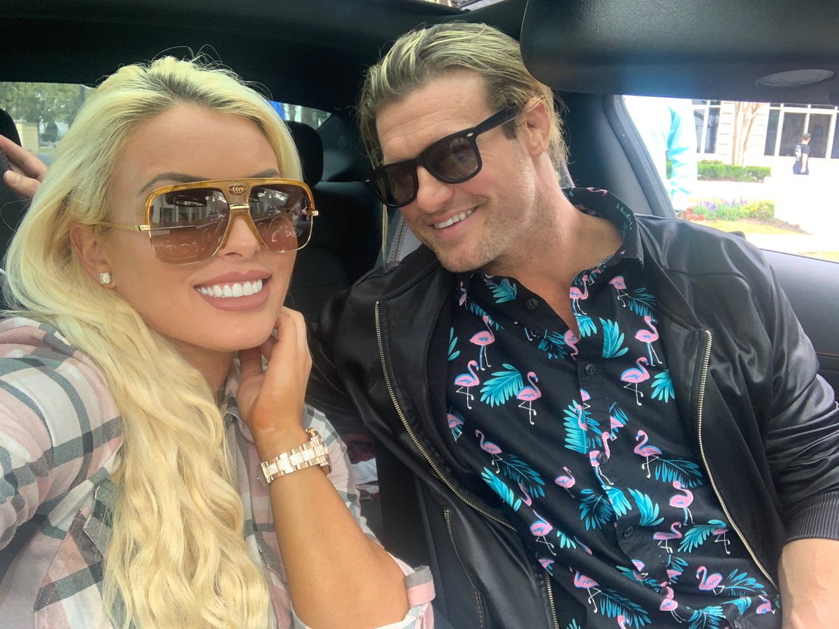 mandysacs's tweet photo. Social distancing ourselves! 😎 @HEELZiggler ✌🏻 https://t.co/B4H8ijzVz3