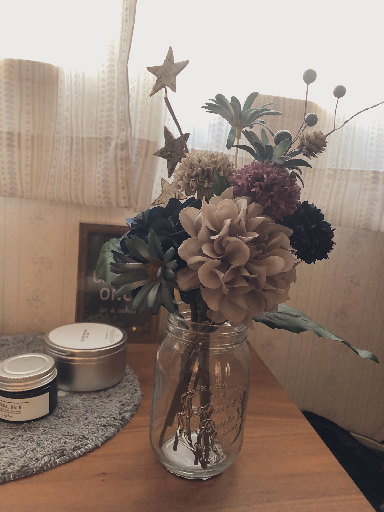 Jᴀsᴍɪɴᴇ セリアの造花のコーナーにツボの色があり Japan Blueというシリーズだった くすみカラー好きだから結果秋みたいな色合いになったけど コロナでなんか気持ちもローテンションなので部屋に飾ろうと購入 やはり結果秋みたくなった いいんだ