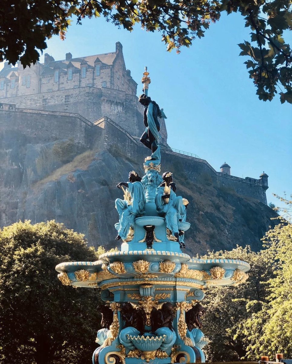 Museums and Galleries Edinburgh are responsible monuments, scattered around the streets of Scotland's capital. Most of these monuments are free to enjoy for residents and visitors alike.

▪️@scottjamesspryde ▪️

#RossFountain #Altido #BookDirect #VacationRental #HistoricStructure