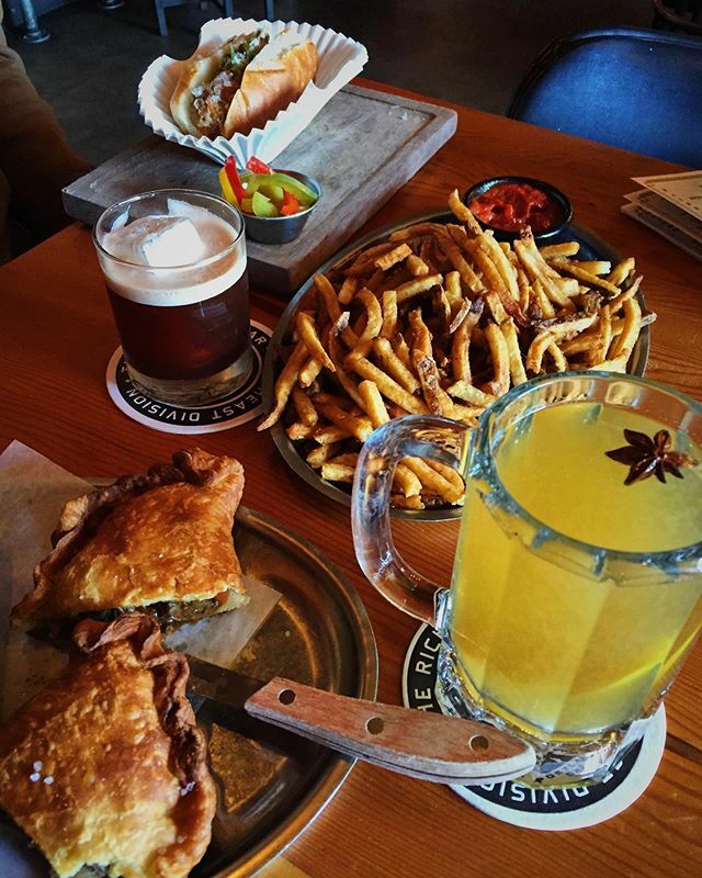 TheRichmondBar's tweet photo. Now this is a balanced meal! 📷: @katiemax
.
.
.
#dinner #happyhour #richmondbar #portland #poartlandbar #bar #pdx #sedivision #fries #meatpie #beer #cocktails #subsandwich https://t.co/TNXpUCAd0c https://t.co/0ReFzoG5dZ