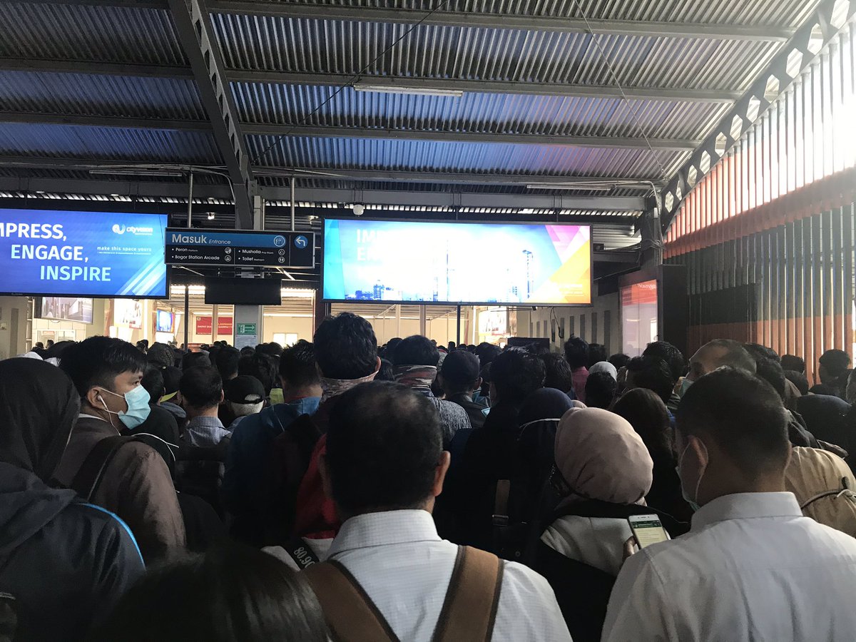 RendyAliasUle9's tweet photo. @CommuterLine inisiatifnya bagus..tp sosialisasinya yg “ga banget”..masih info baru jam 6 pagi 👎 https://t.co/aVkctnCN3w