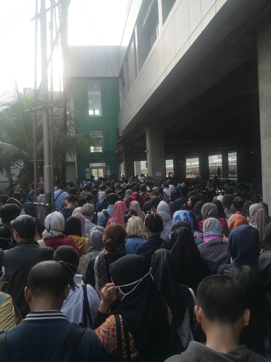 upiel's tweet photo. Entah ini kebijakan tepat atau bukan. Yg ada malah bikin suatu kegiatan perkumpulan orang. @aniesbaswedan #mrtjkt https://t.co/26oNHMmSbN