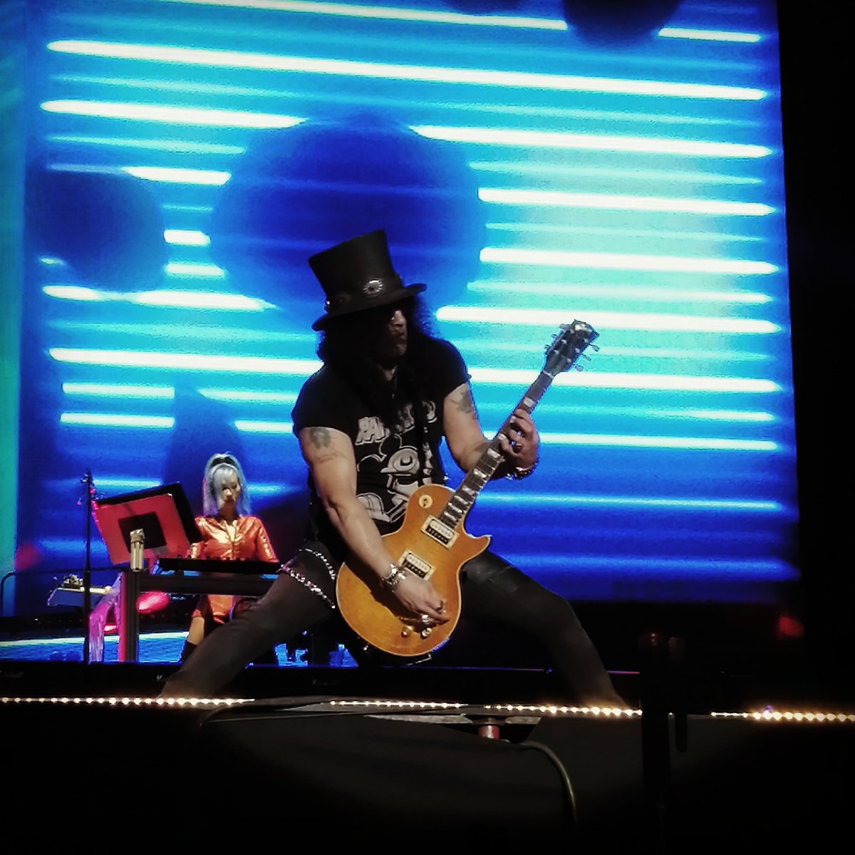 Cohetero14's tweet photo. Nunca creí poder ver a mi banda favorita en primera fila, un sueño más cumplido.
@gunsnroses @vivelatino #GnFnR #vivelatino20 #GunsNRoses https://t.co/wugHGGixzj