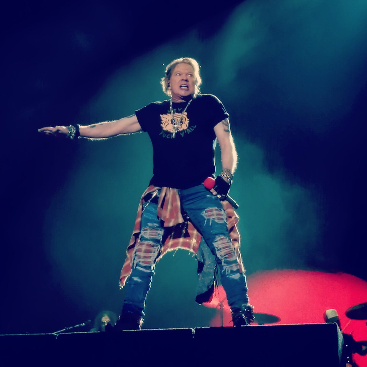 Cohetero14's tweet photo. Nunca creí poder ver a mi banda favorita en primera fila, un sueño más cumplido.
@gunsnroses @vivelatino #GnFnR #vivelatino20 #GunsNRoses https://t.co/wugHGGixzj