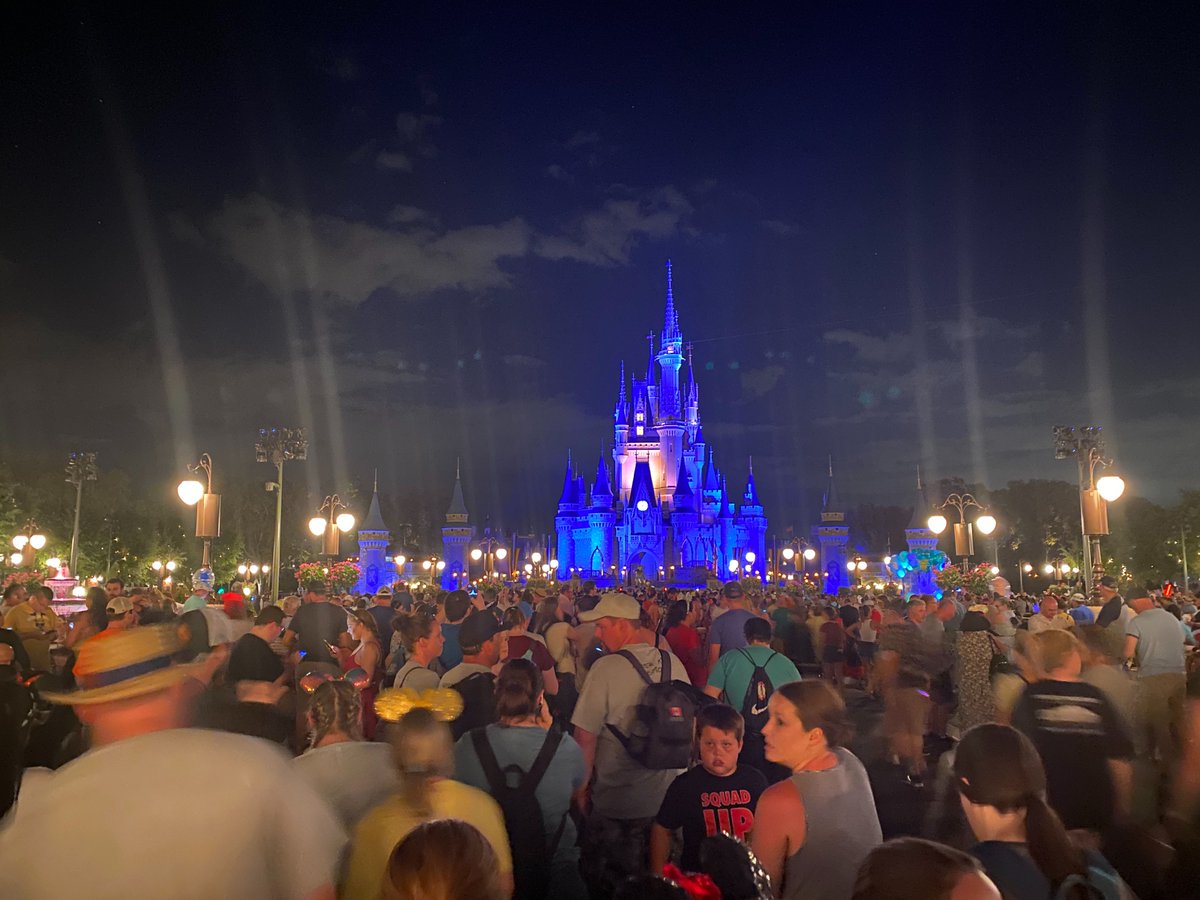 Wdw News Today Current Crowds At The Magic Kingdom For Tonight S Showing Of Happily Ever After Disneyworld