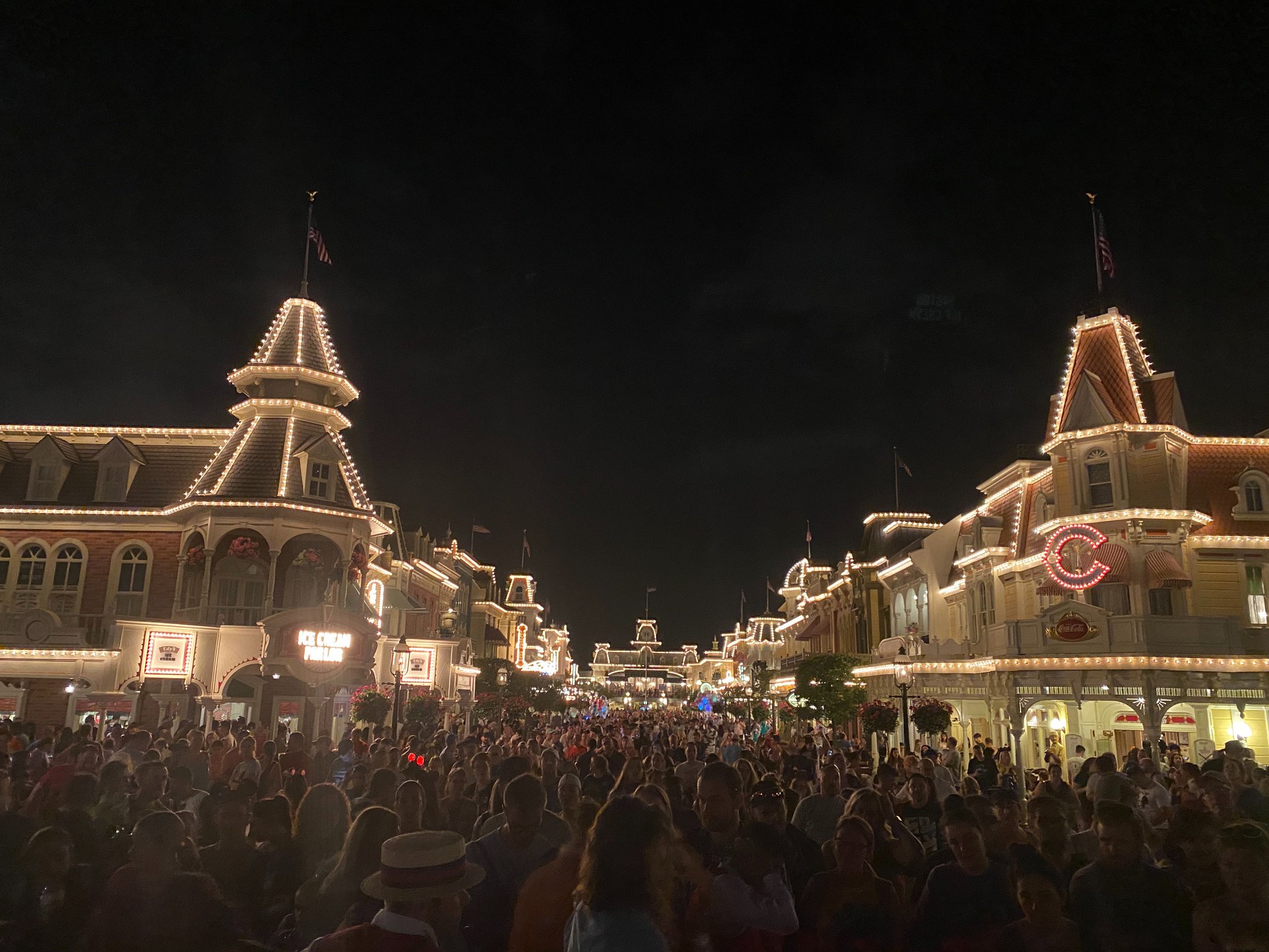 Wdw News Today Current Crowds At The Magic Kingdom For Tonight S Showing Of Happily Ever After Disneyworld