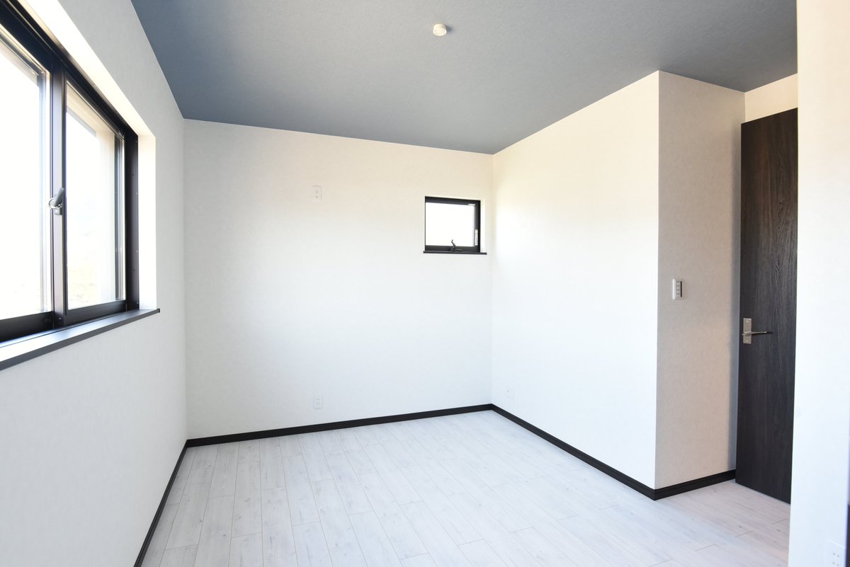 こだわり工務店そうしん 近鉄草津ショールーム V Twitter 白と黒のシンプルなお部屋 天井を落ち着きのあるグレーのクロスに サッシも黒色で雰囲気がキュッと引き締まりますね ˊ ˋ こだわり工務店そうしん 新築 注文住宅 マイホーム 洋室 フローリング