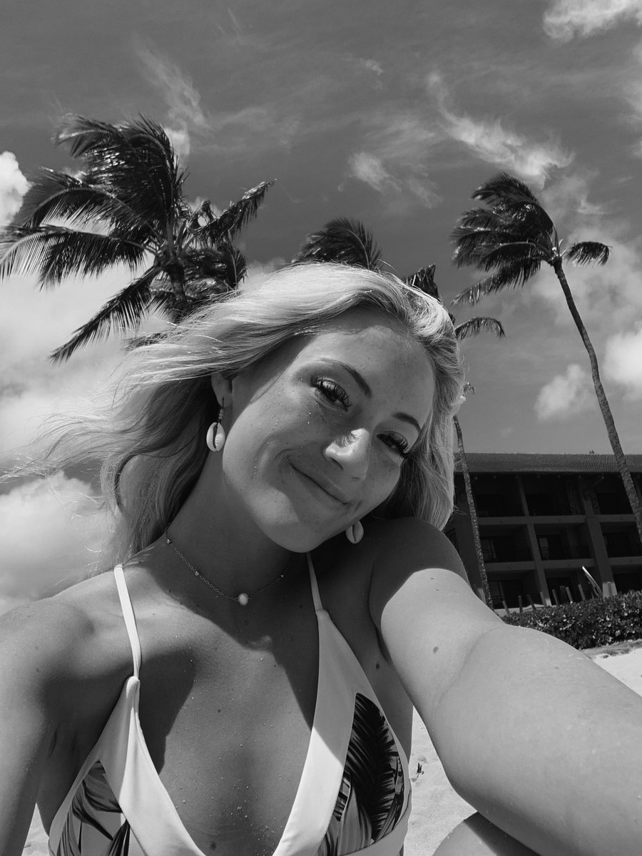 brooklyngva's tweet photo. happiest in HI 🐚 https://t.co/97Oq6xHcLo