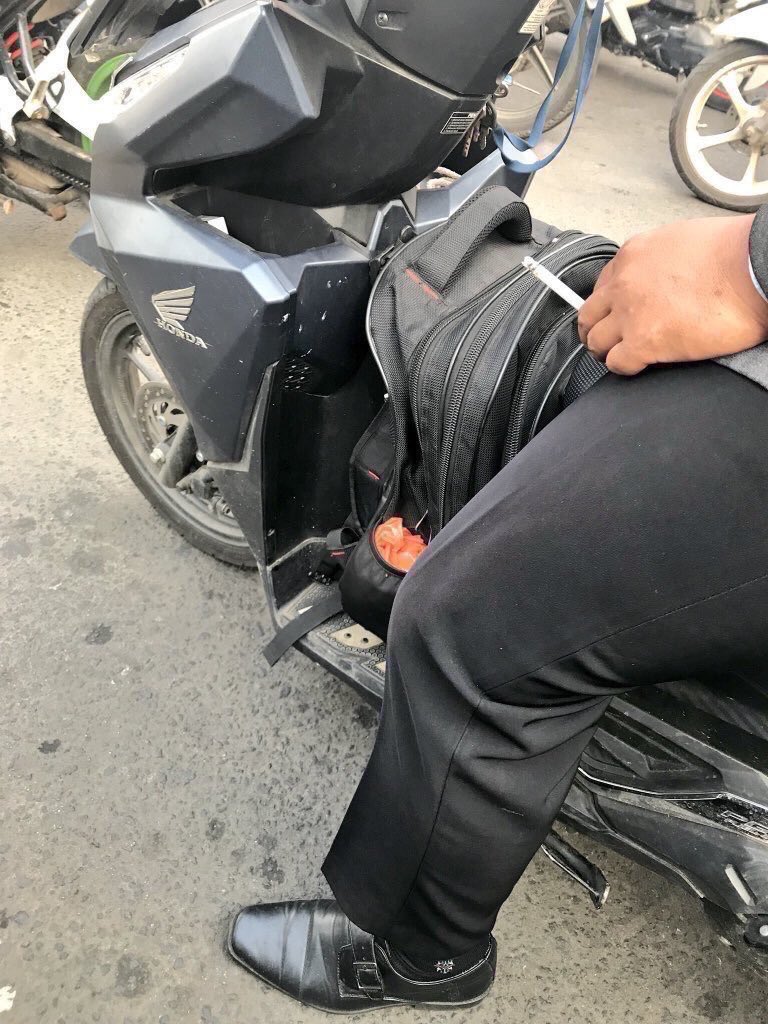 TMCPoldaMetro's tweet photo. Bagi Pengendara, hormati Pengguna jalan lain dengan tidak menghisap rokok sembari berkendara. 

Abu &amp; bara rokok dapat membahayakan penglihatan Pengendara lain ketika masuk ke mata. Iritasi pada mata membuat Pengendara lain menjadi kurang fokus dan dapat menyebabkan #kecelakaan. https://t.co/5Ttqf3P0FZ