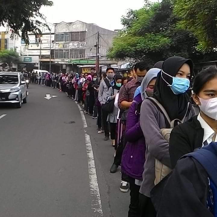 Logika apa entah yg dipake sama pemprov DKI dgn ngurangi route bus trans jakarta &amp; MRT... orang dianggap semua punya kendaraan pribadi n naik ojek daring yg tarifnya baru naik???