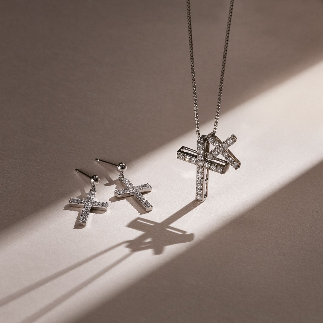 定番クロスモチーフのジュエリーも、プラチナならクールな印象に