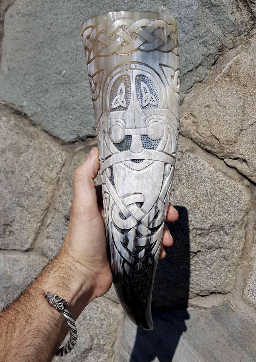 Hand engraved drinking horn 🔥🔥

>> Viking-Styles.com <<