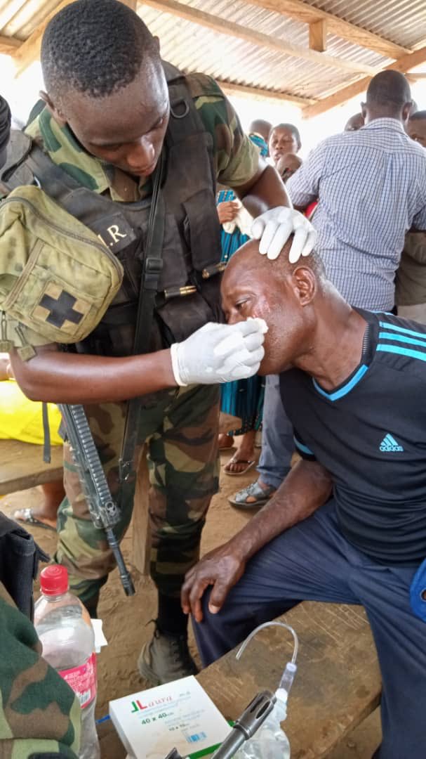HonneurFidelite's tweet photo. Action civilo-militaire conduite par le 6è #BIR ce 15.03.2020 à Big-Nganjo, #Mbonge road

Don en denrées  et légères consultations médicales avec traitements de base

Let us work together to build our nation was the message to the populations by the rapid intervention battalion https://t.co/NVbJU23YA1
